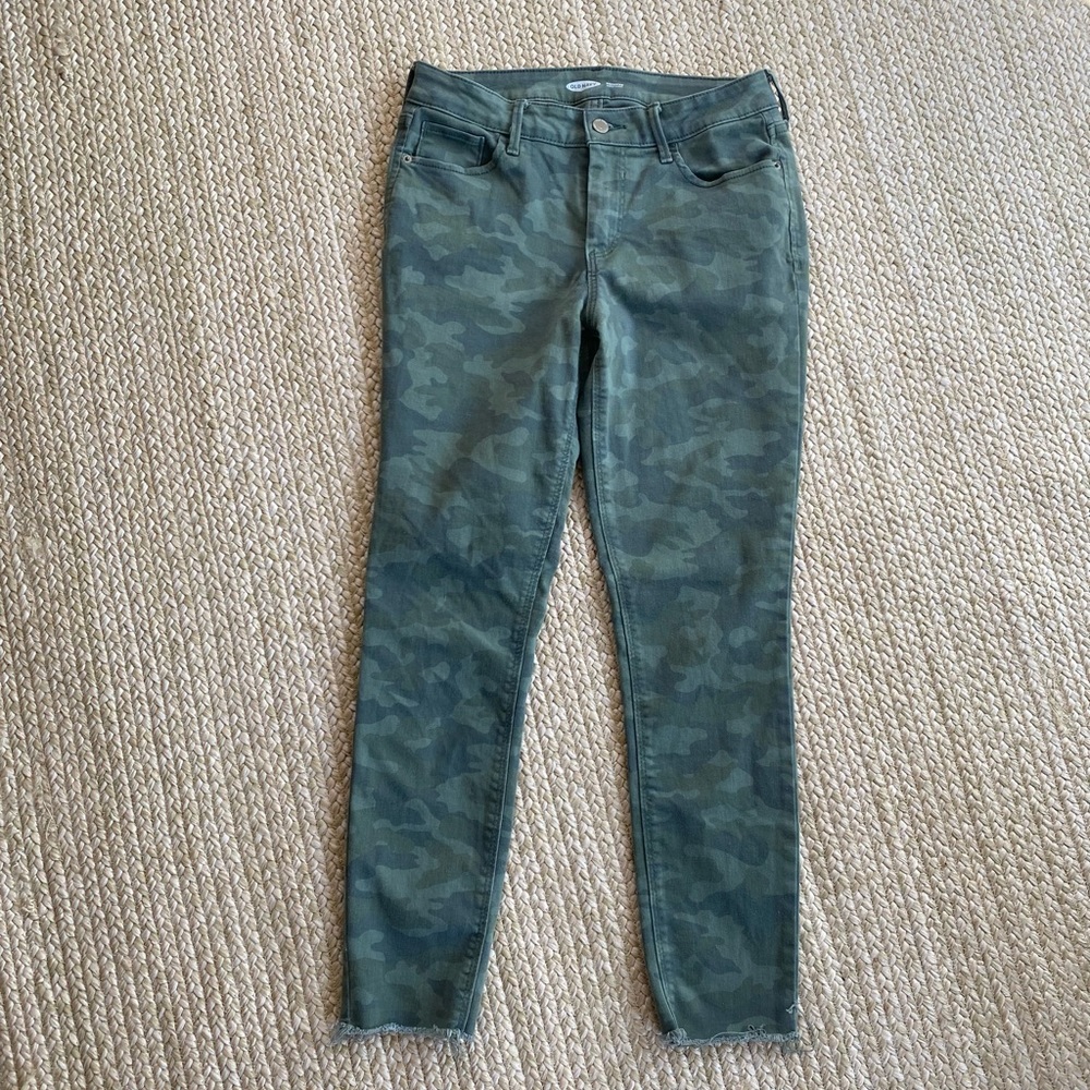 Old Navy floral camo jeans. Very good condition.